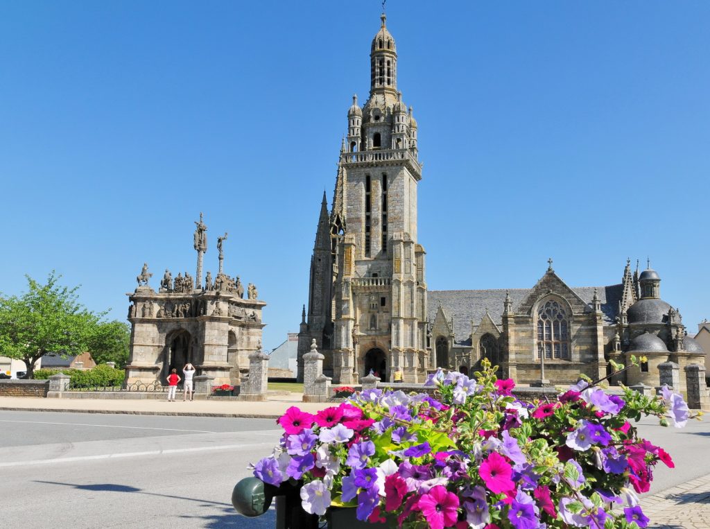 Que peuton faire à Pleyben ? La Perruche Rouge